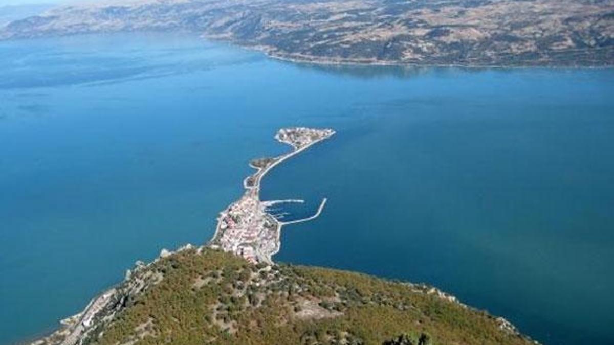 Eğirdir Gölü'ne lağım suyu karıştığı iddialarına inceleme başlatıldı