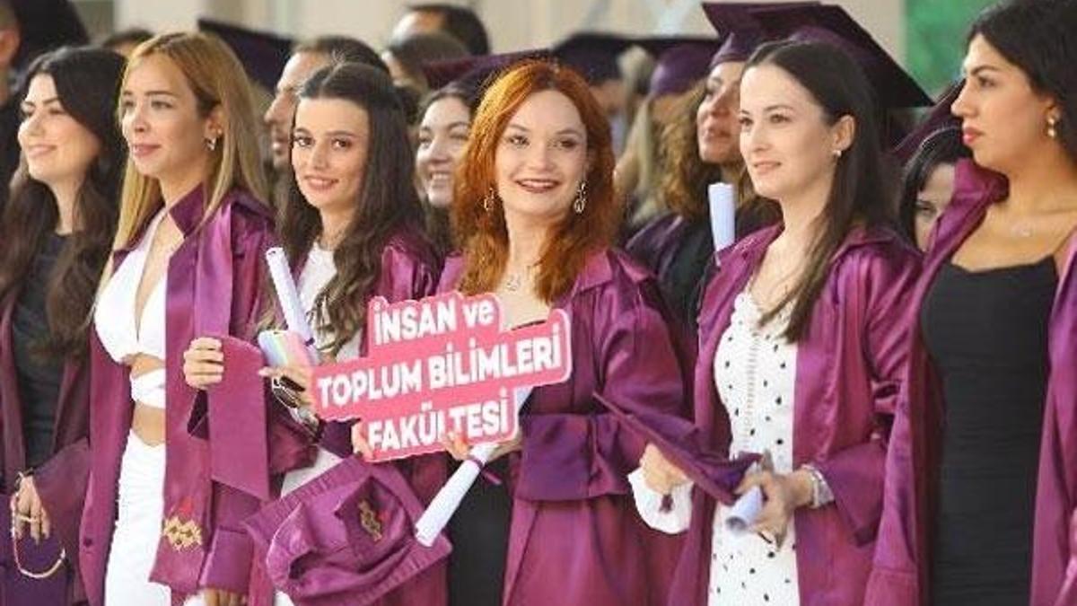Öğrenciler, 1,5 yıl sonra mezuniyet törenlerinde bir araya geldi