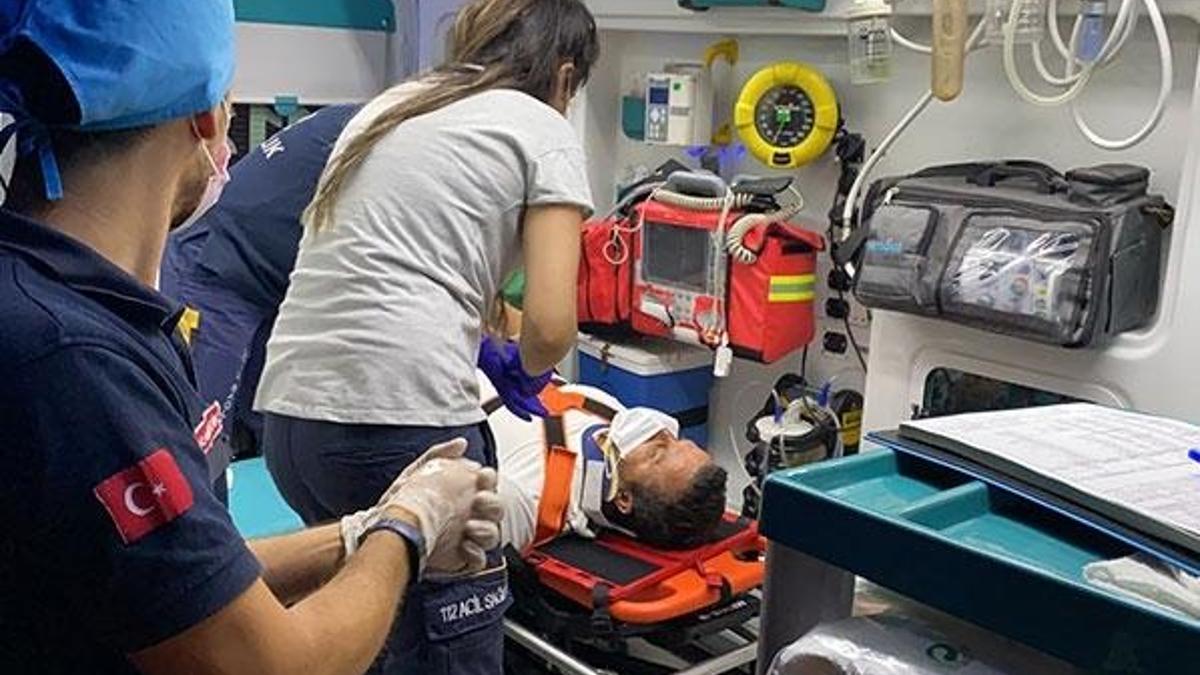 Yaralı sürücü, 'Çalışmam lazım' diyerek ambulanstan inmek istedi