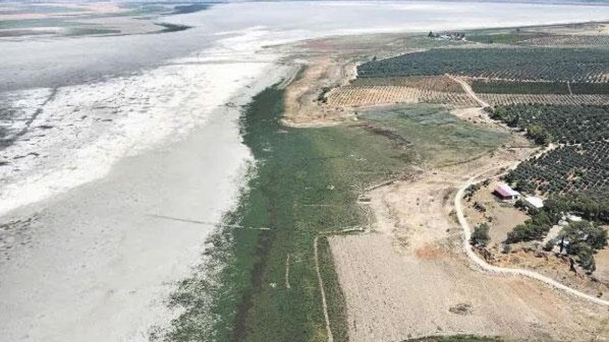 Kuruyan gölleri gasp edip para kazanıyorlar