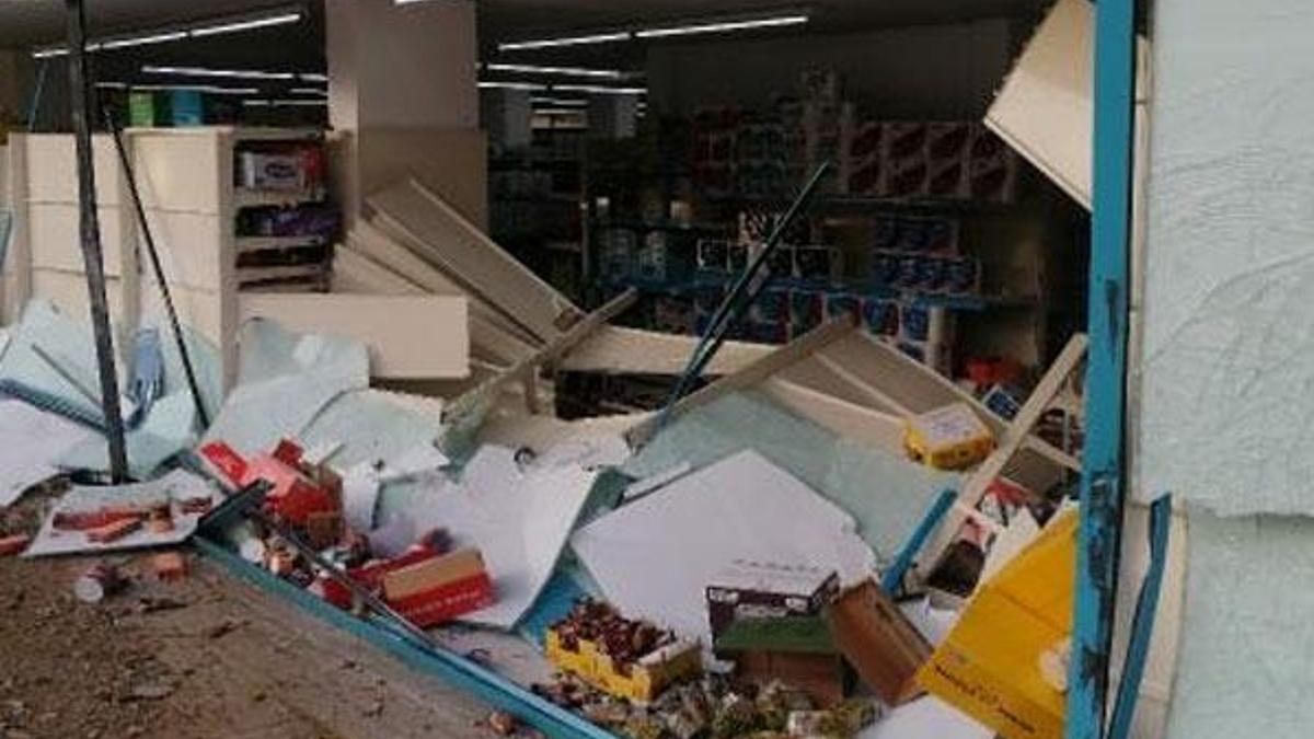 Otomobiliyle markete girdi! 'Deprem sandım'