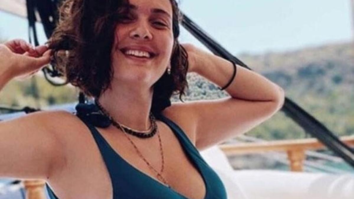Bergüzar Korel'den karnı burnunda poz