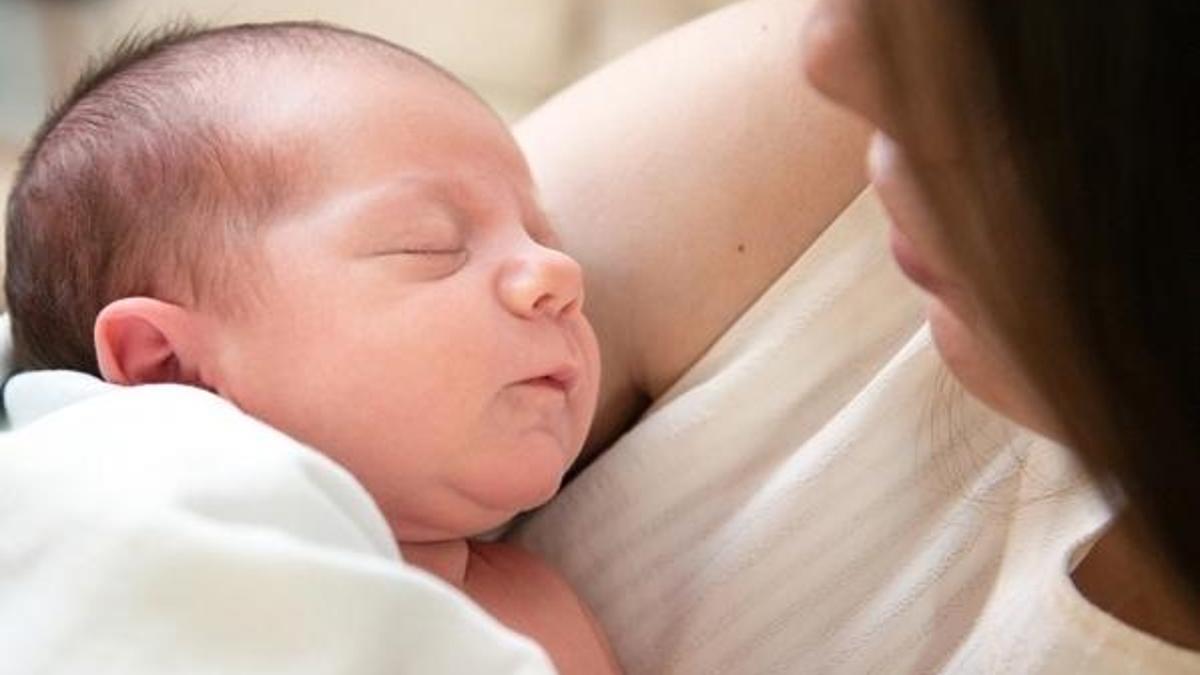'Bebeğinize 1 yaşından önce inek sütü vermeyin'