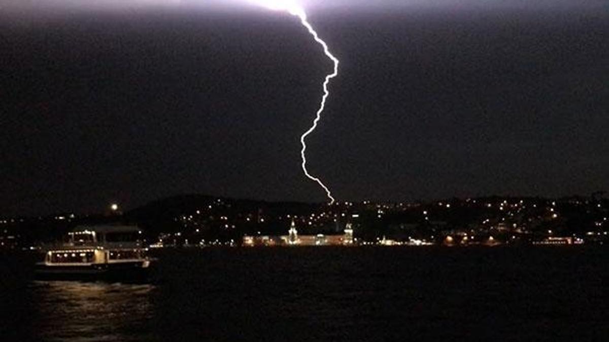 İstanbul'da kabus anları! Birçok noktaya yıldırım düştü...