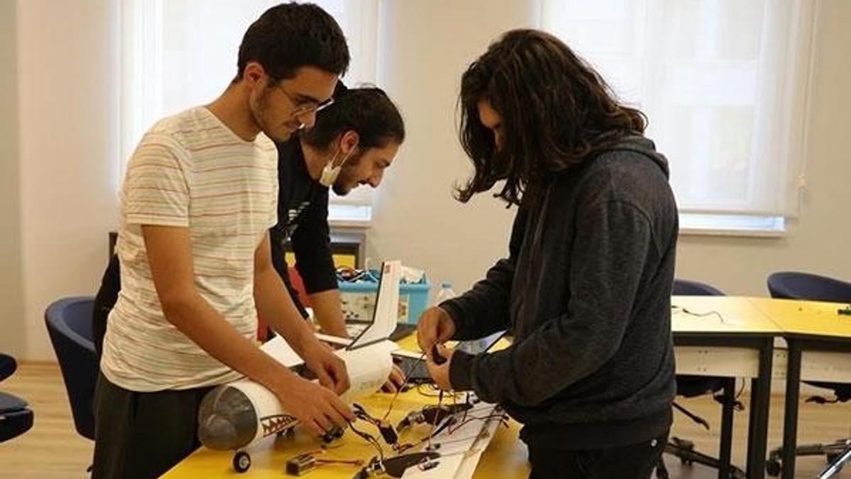 Afetler için yapay zekayla donattıkları model uçak geliştirdiler