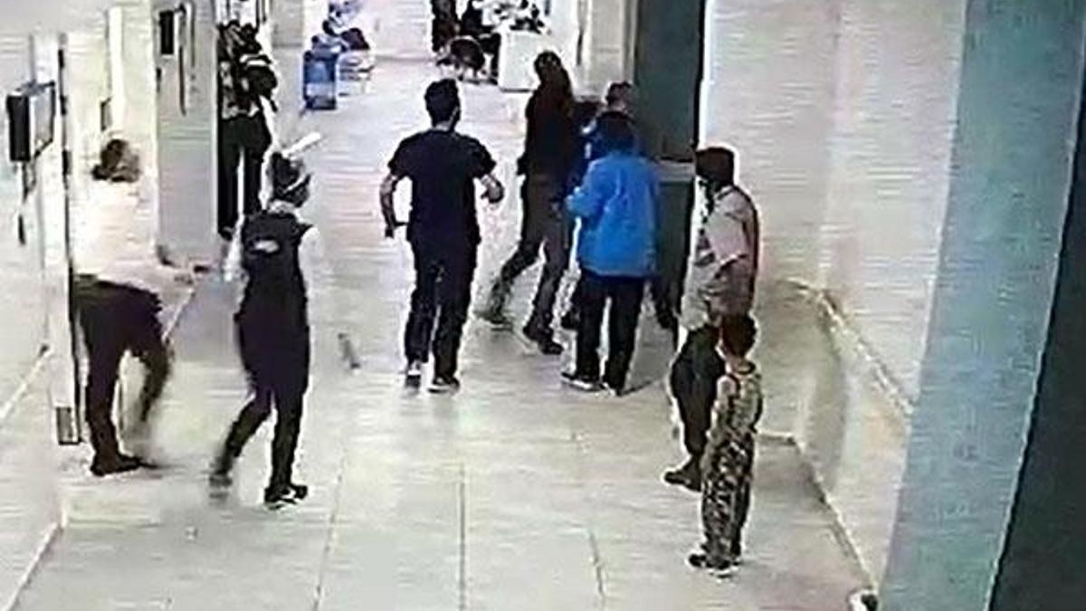 Acil serviste korku dolu anlar! Doktoru böyle darp etti
