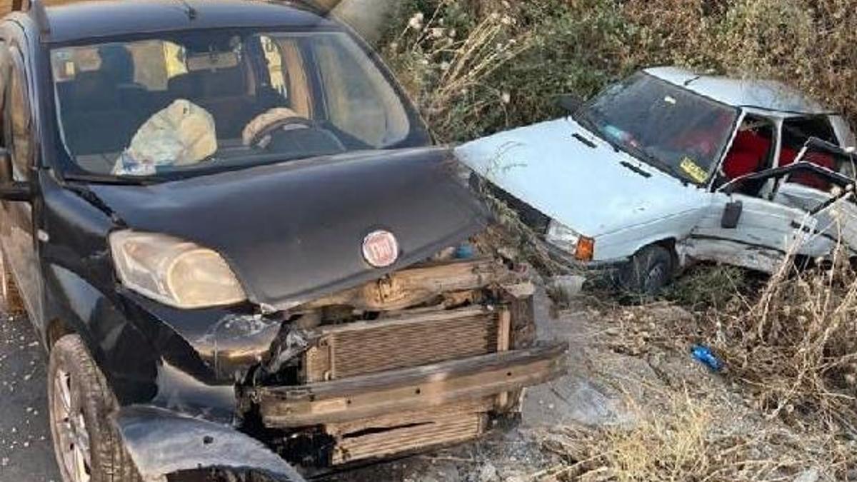 Hafif ticari araç otomobile çarptı! 6 kişi yaralandı