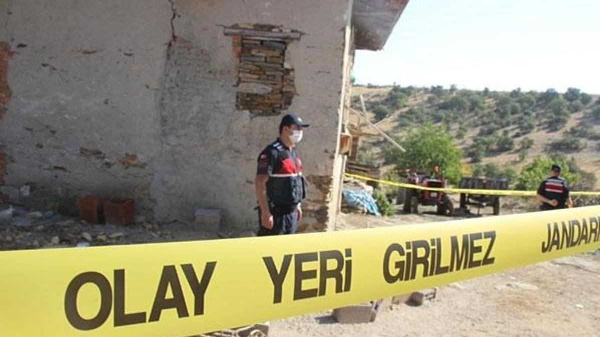 Manisa'da dehşete düşüren olay! Babasının boğazını kesti: Ölmediyse ambulansı ara...