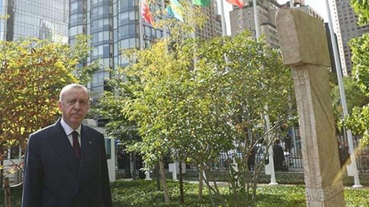 Cumhurbaşkanı, BM'de Göbeklitepe dikilitaş replikasını ziyaret etti