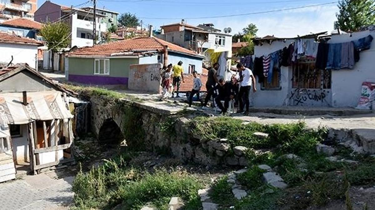 Tarihi Taş Köprü, evler arasında kayboldu