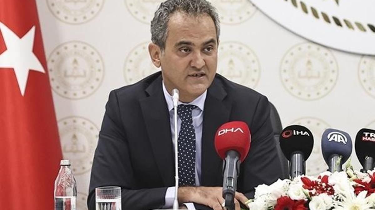 Bakan Özer, İstanbul'da ilçe milli eğitim müdürleriyle bir araya geldi