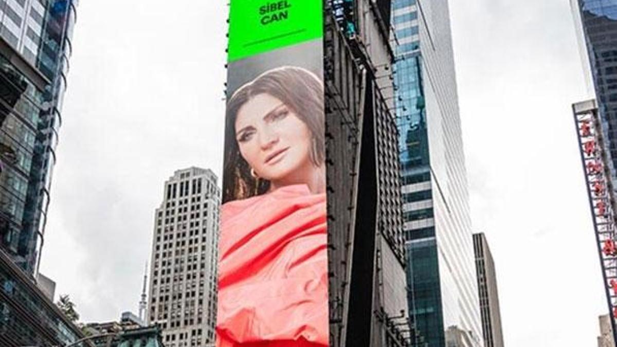Sibel Can, New York Times Square'de!
