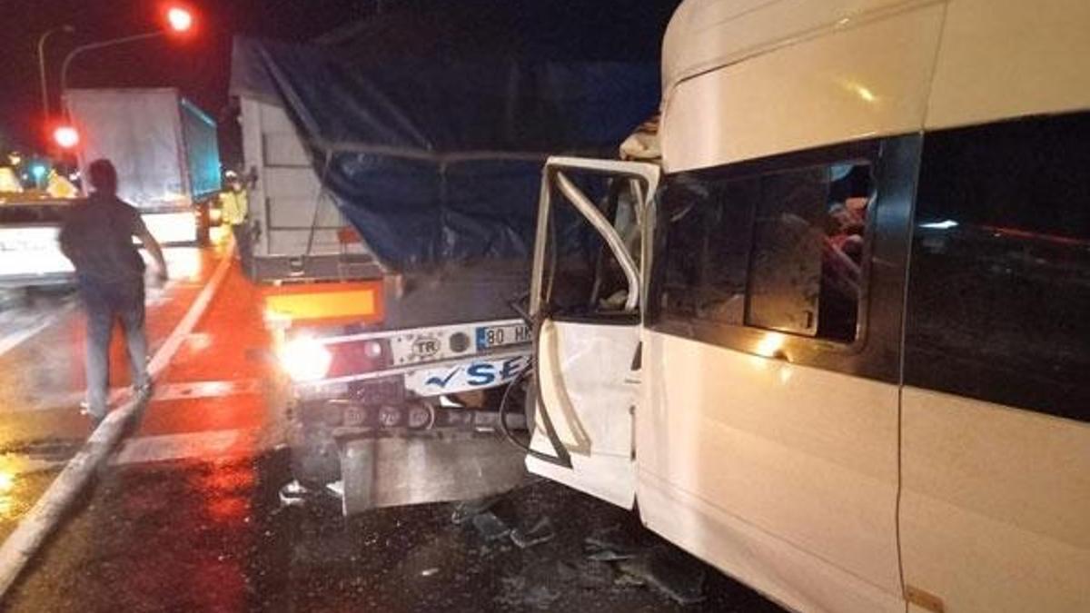 Aksaray'da tarım işçilerini taşıyan minibüs, TIR'a çarptı: 5'i çocuk 17 yaralı