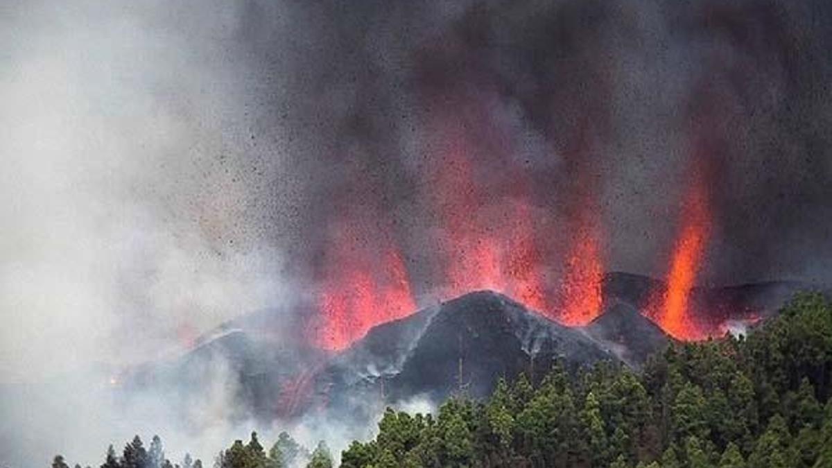 La Palma Adası'nda yanardağdaki patlamaların şiddeti arttı, uçuşlar durduruldu