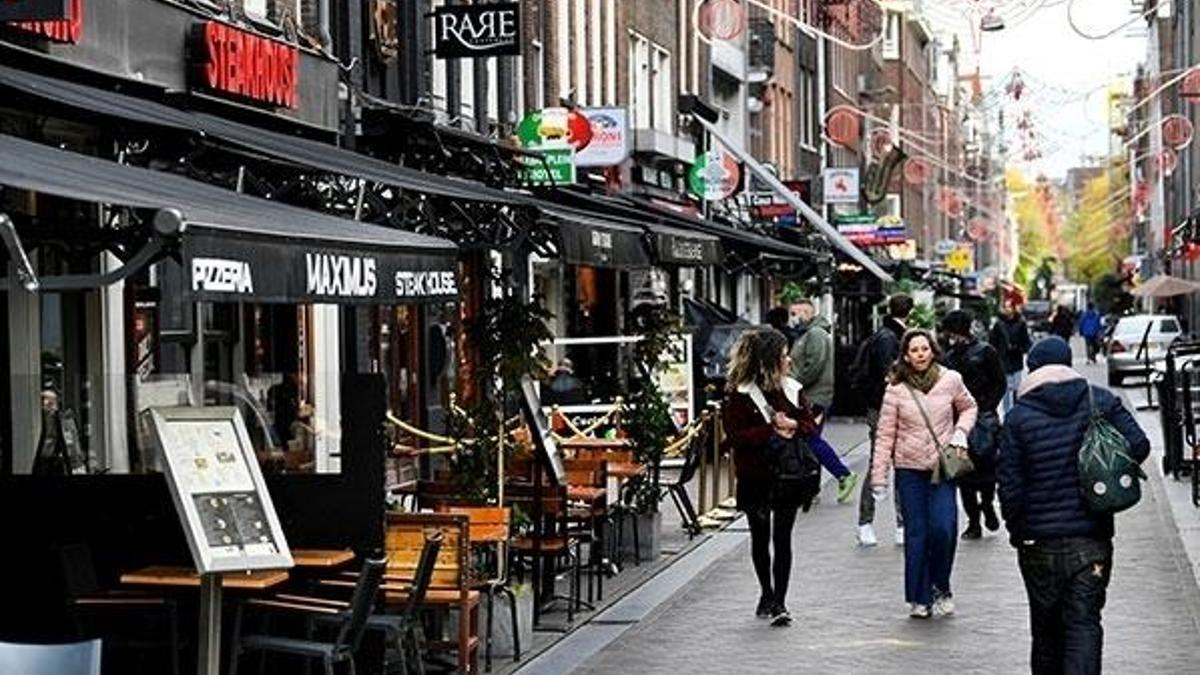 Hollanda'da 1,5 metre sosyal mesafe kuralı kalktı!