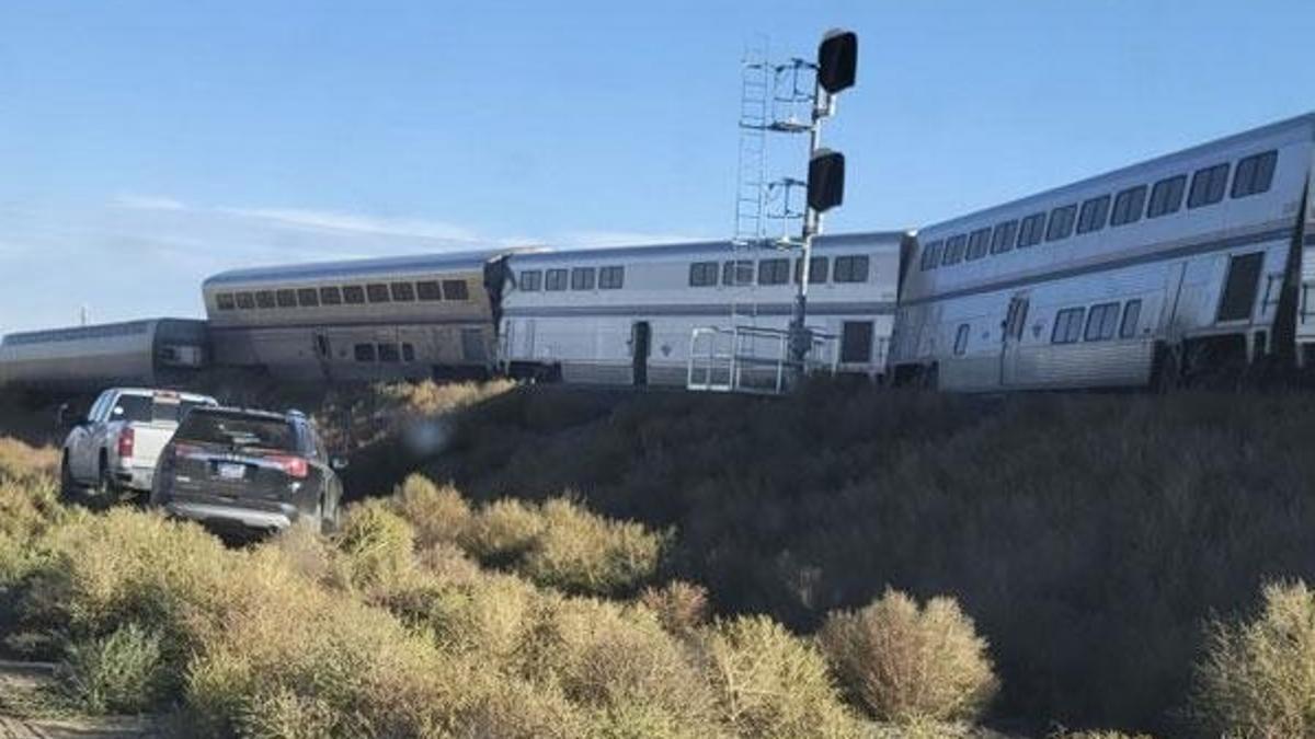 ABD'de yolcu treni raydan çıktı, en az 3 kişi öldü