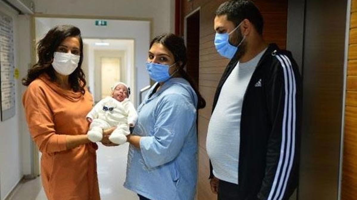 Taburcu olan bebeğini hastane kapısında kemanla karşıladı