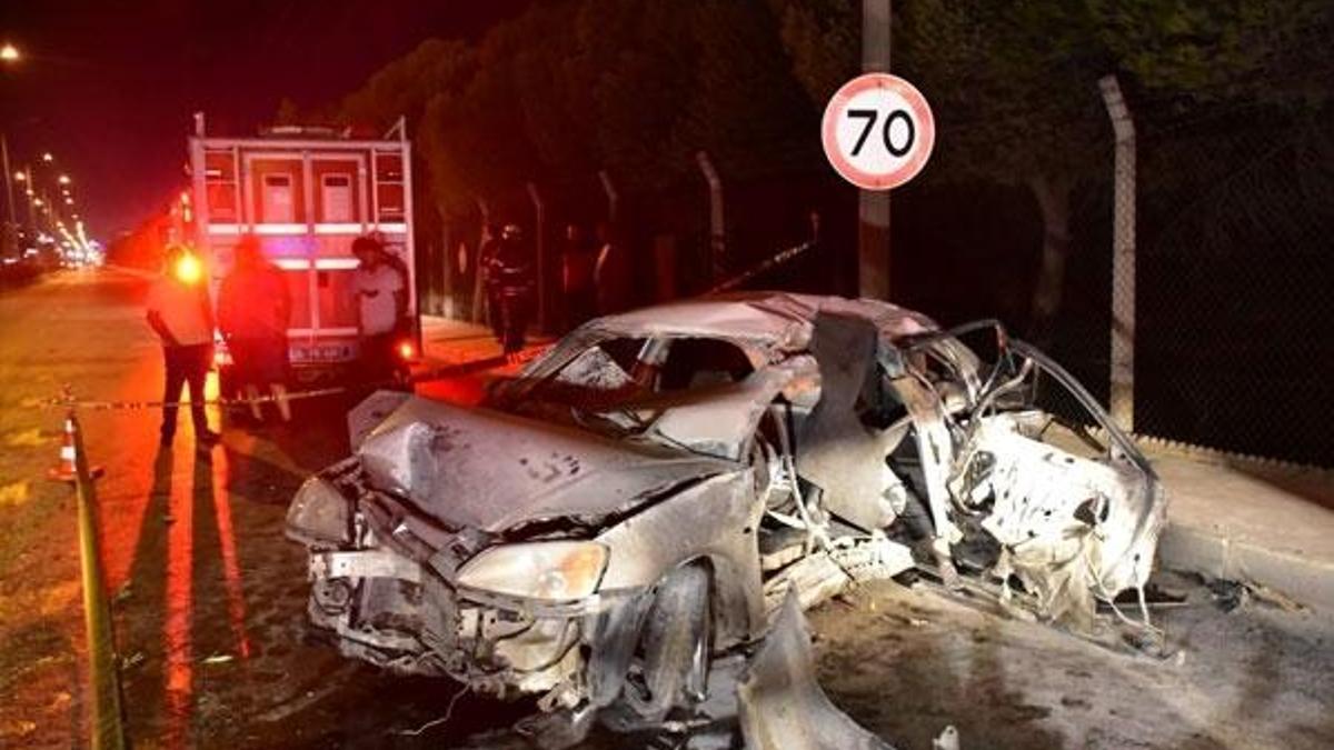 İzmir'de otomobil beton bariyerlere çarpıp yandı; 1 ölü, biri ağır, 3 yaralı