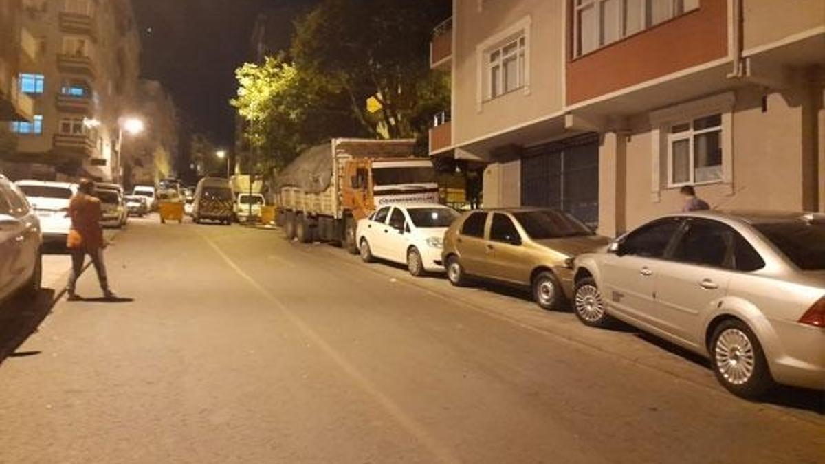 Güngören'de freni boşalan kamyon park halindeki 9 araca çarpıp hasar verdi
