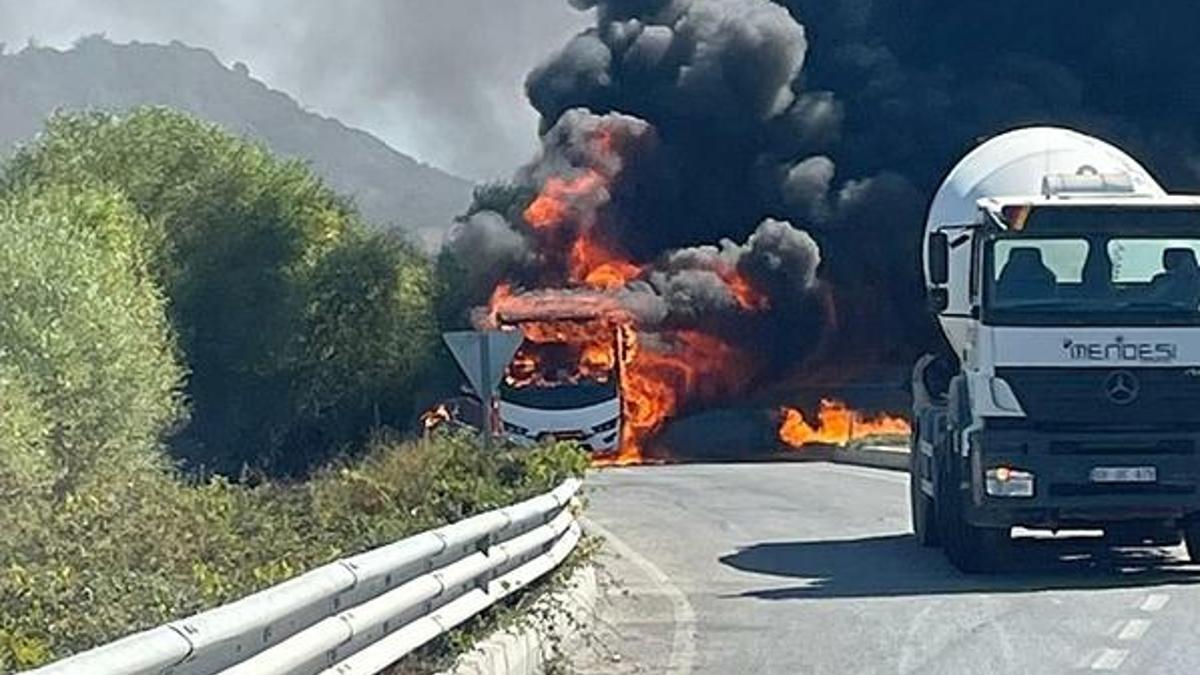 Kuşadası'nda Rus turistleri taşıyan midibüs alev alev yandı!