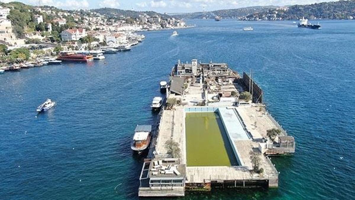 İstanbul Boğazı'nın ortasında moloz yığını! Kaderine terk edildi