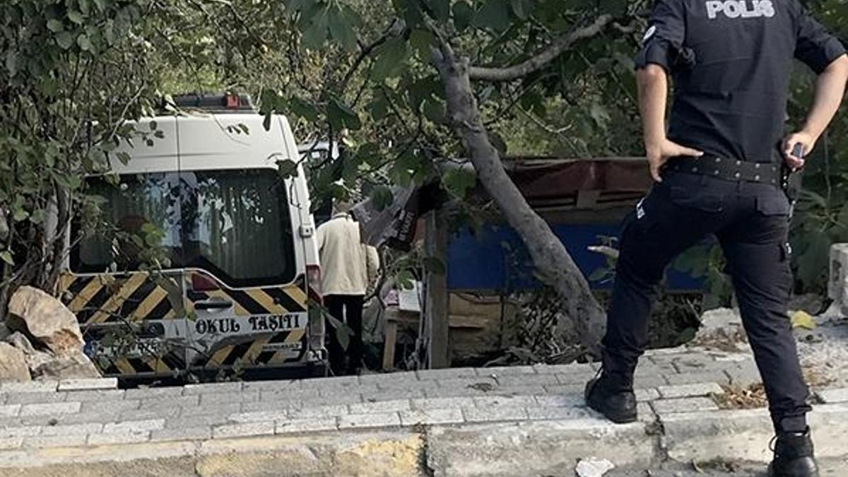 Okul servis minibüsü evin bahçe duvarına çarptı