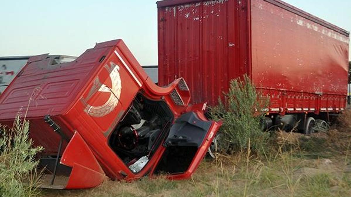 Kamyonla çarpışan otomobildeki 2 kardeş öldü