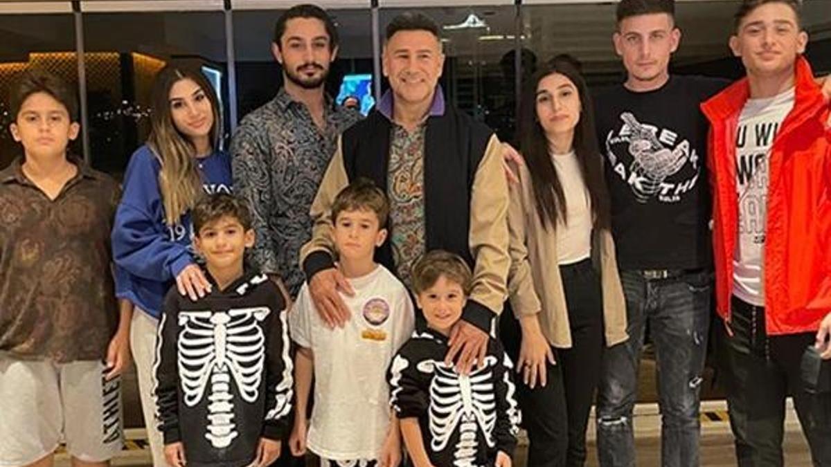 İzzet Yıldızhan’dan mutlu aile pozu! 9 çocuğuyla birlikte...