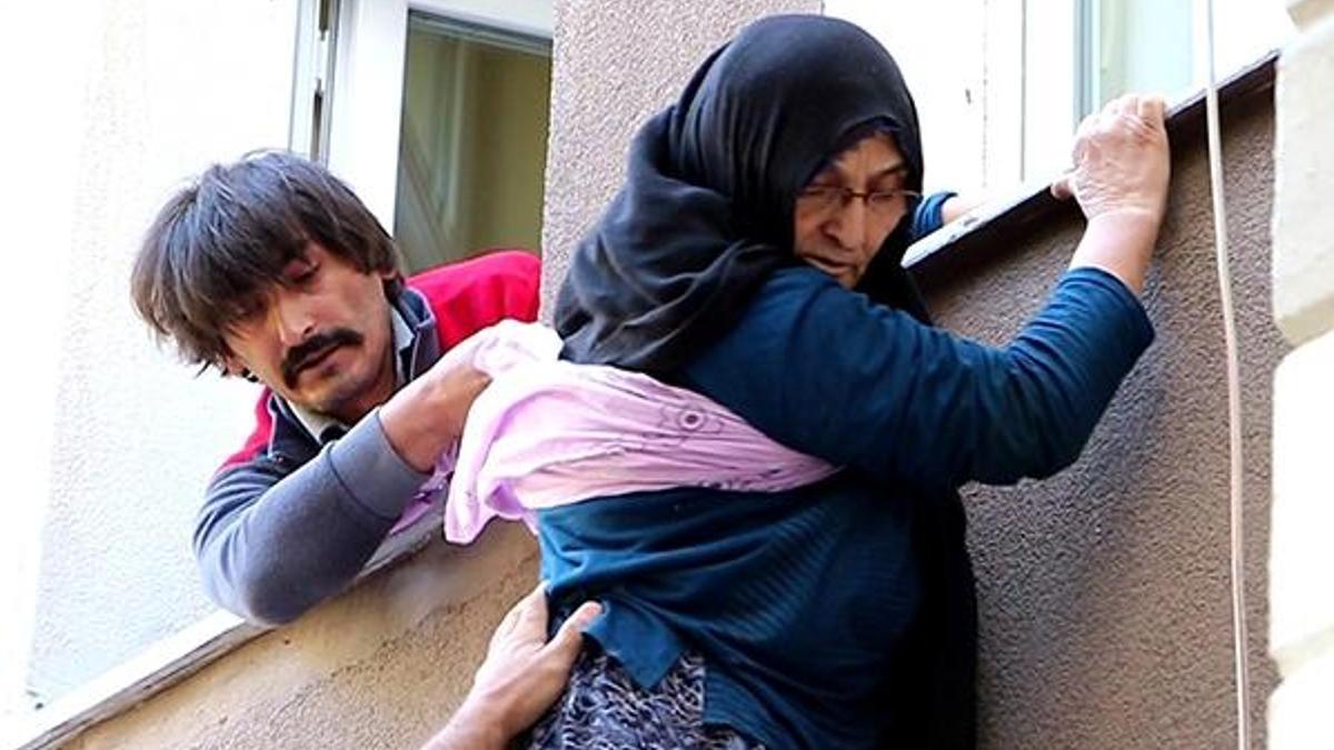 Pencereden atlamak isteyen annesini son anda yakaladı
