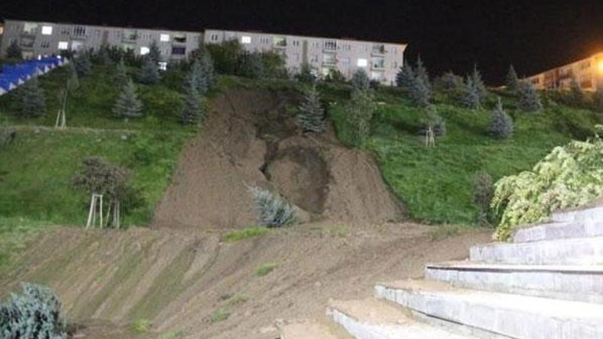 Erzurum'da toprak kayması korkuttu! Son anda kurtuldular
