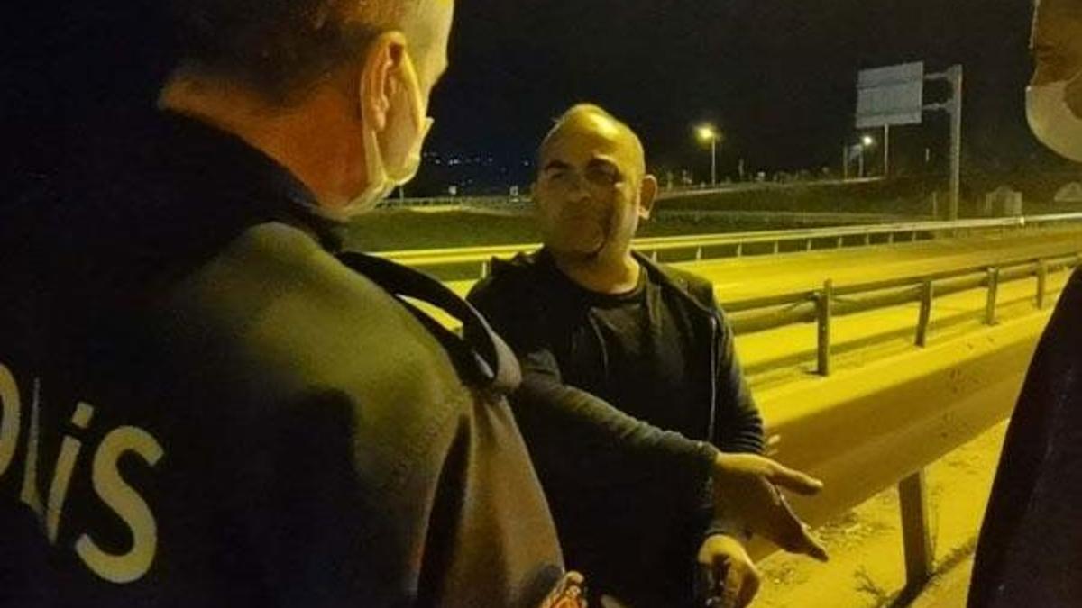 Karayolunda beyzbol sopalı dehşet! Trafikte zincirleme kazaya neden oldu...