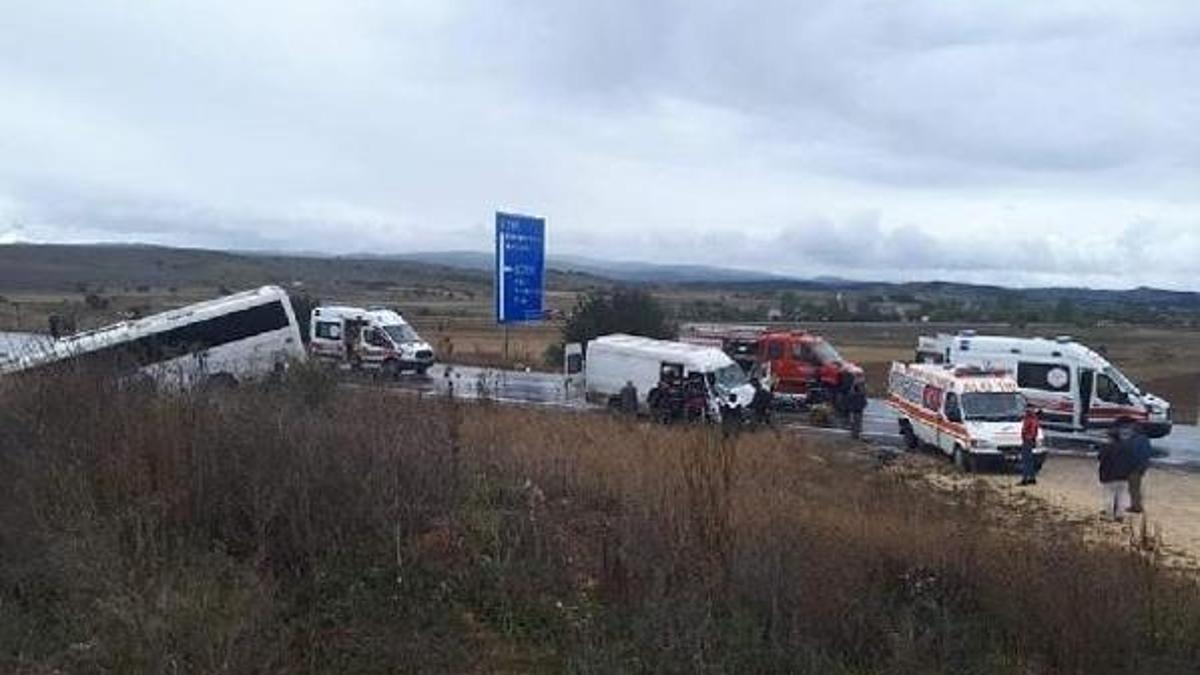 Yolcu otobüsü ve minibüs çarpıştı! 8 kişi yaralandı