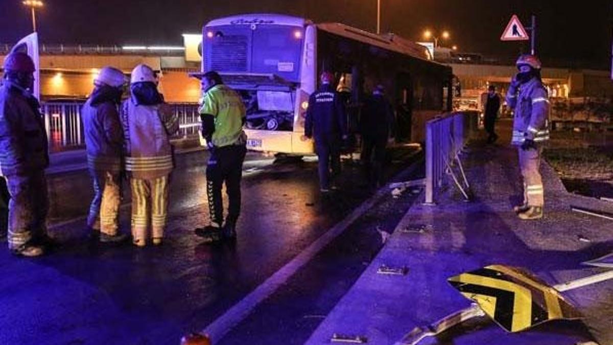 Avcılar'da halk otobüsü kontrolden çıktı kaza yaptı: 4 yolcu yaralandı