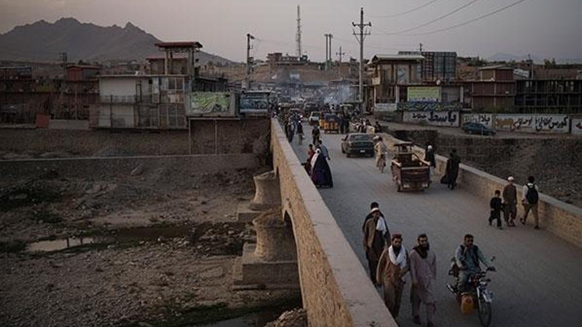 Afganistan'da Taliban aracına bombalı saldırı