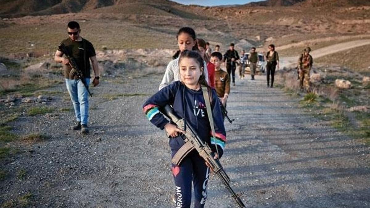 Azerbaycan - Ermenistan sınırında Ermeni çocuklara Amerikan askerlerden silahlı eğitim
