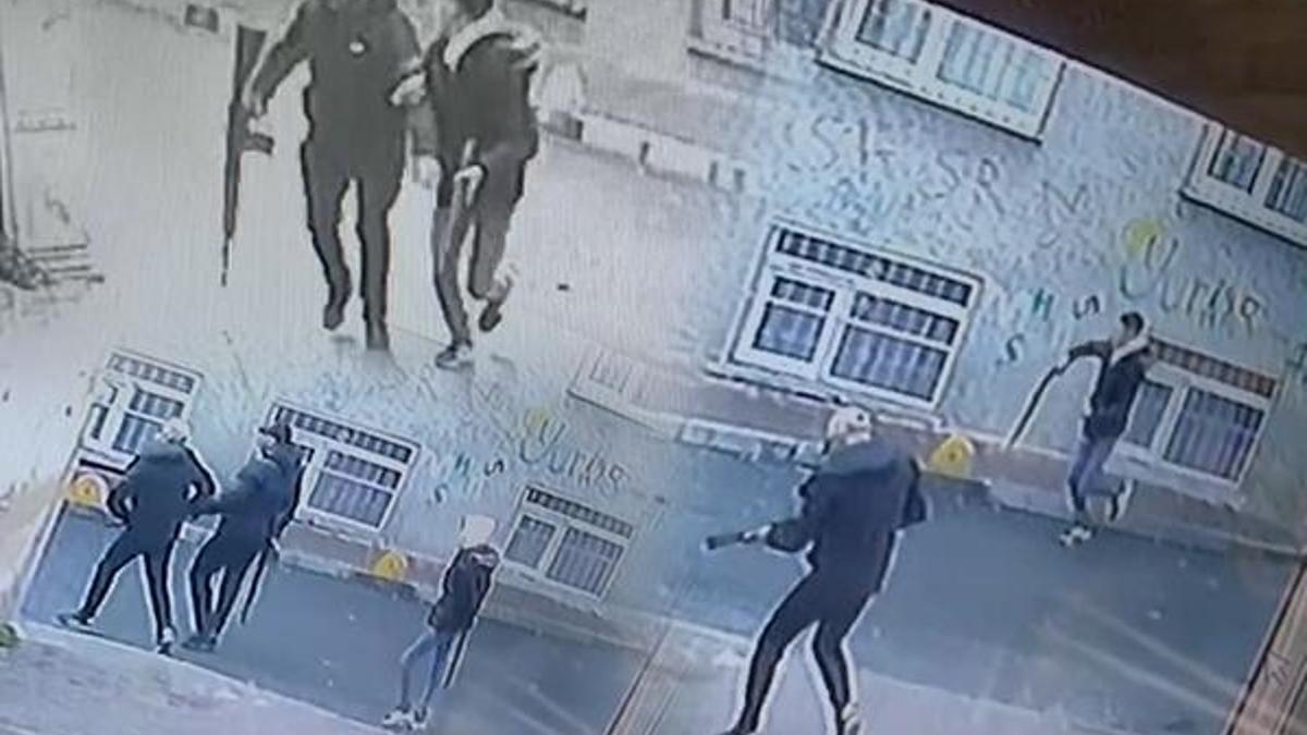 İstanbul'da sokak ortasında güpegündüz silahlı çatışma!