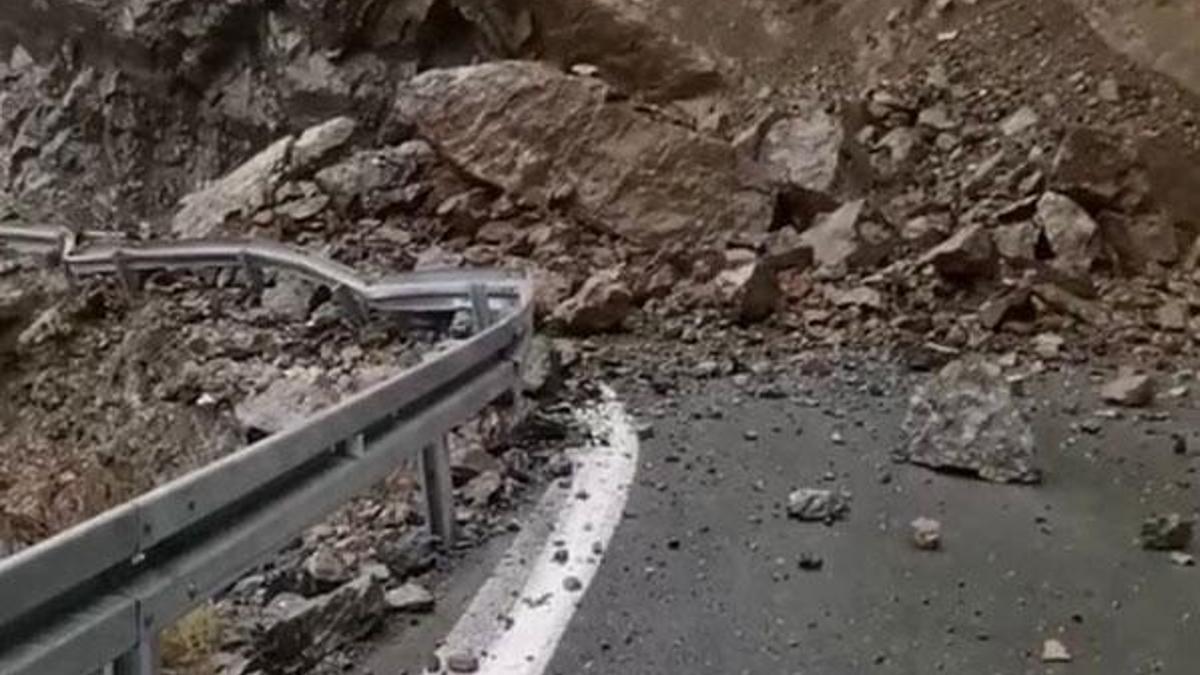 Artvin-Erzurum kara yolunda heyelan nedeniyle ulaşım sağlanamıyor