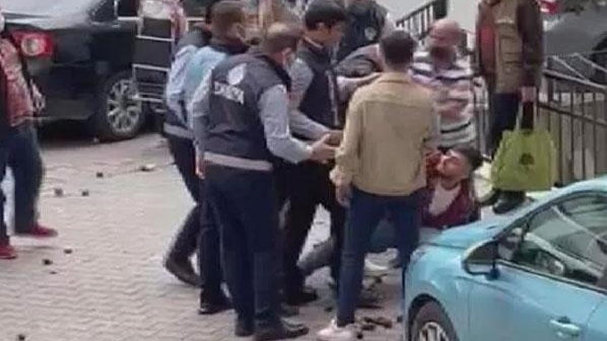 Kağıthane'de seyyar satıcıya yumruk atan zabıta açığa alındı