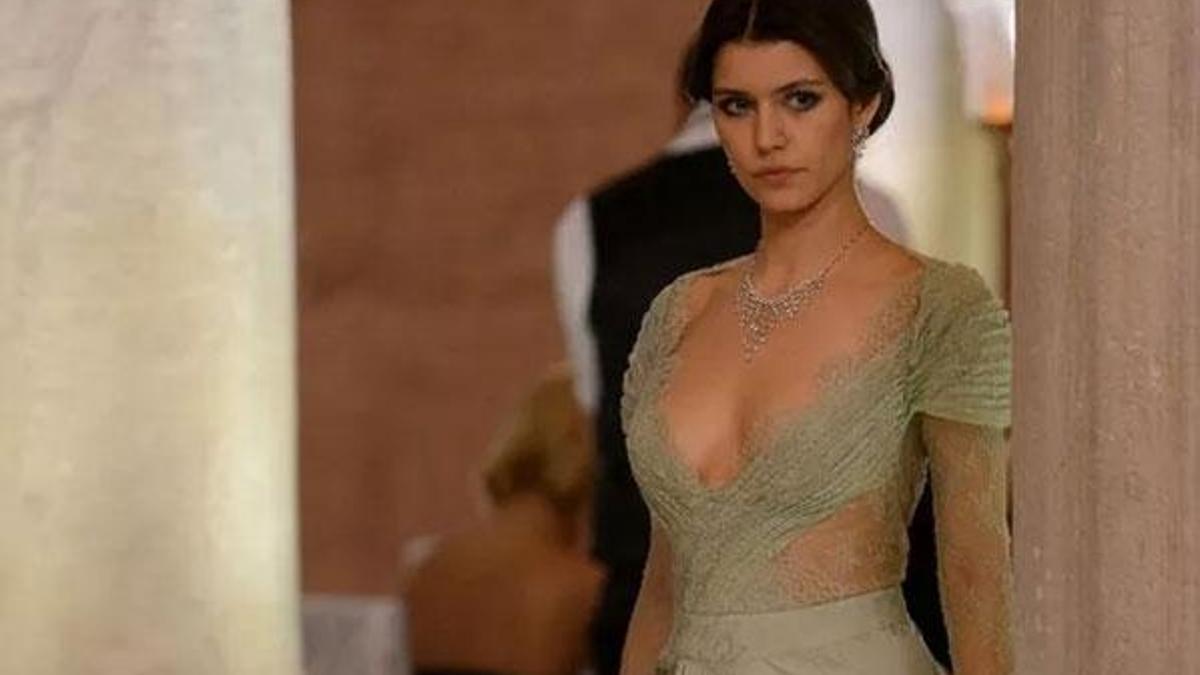 Beren Saat'in kombini gündem oldu!