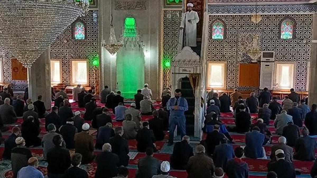 Cuma hutbesinde yeni uygulama başladı! 9 ay eğitim aldı, imam ve...