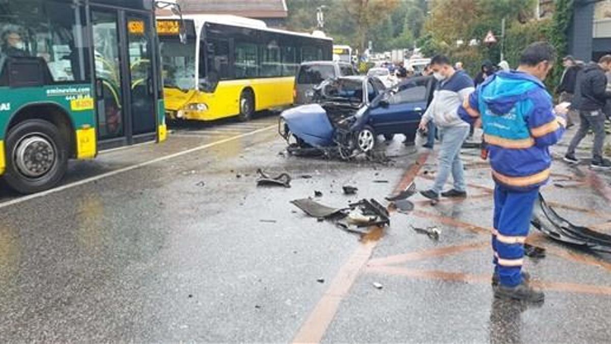 Üsküdar'da İETT otobüsüyle otomobil kafa kafaya çarpıştı