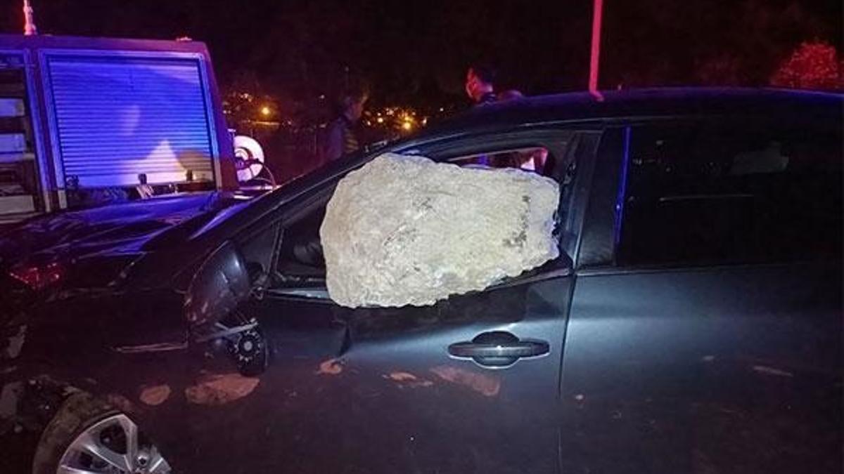 Tokat'ta akılalmaz kaza! Kaya parçası cama böyle saplandı