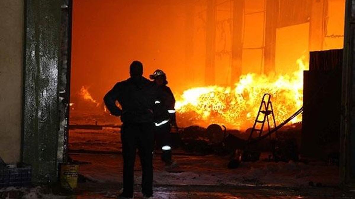 Kayseri'de kağıt fabrikasında yangın; alevler fabrikayı kapladı