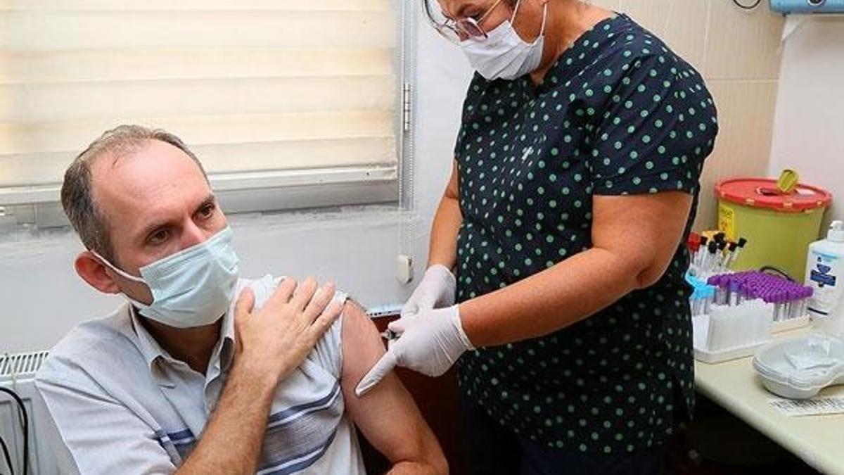 Yerli aşı TURKOVAC, İzmir'de gönüllülere uygulanmaya başlandı