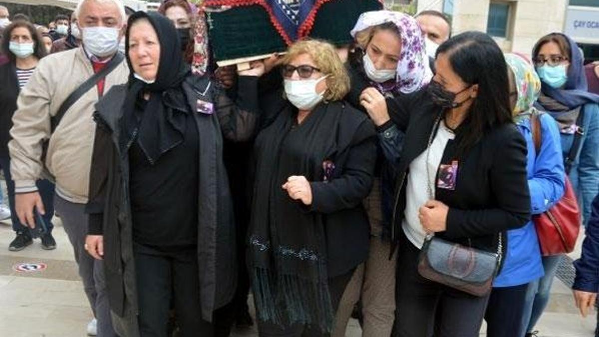 Avcılar'da boğazı kesilerek öldürülen kadının tabutunu kadınlar taşıdı