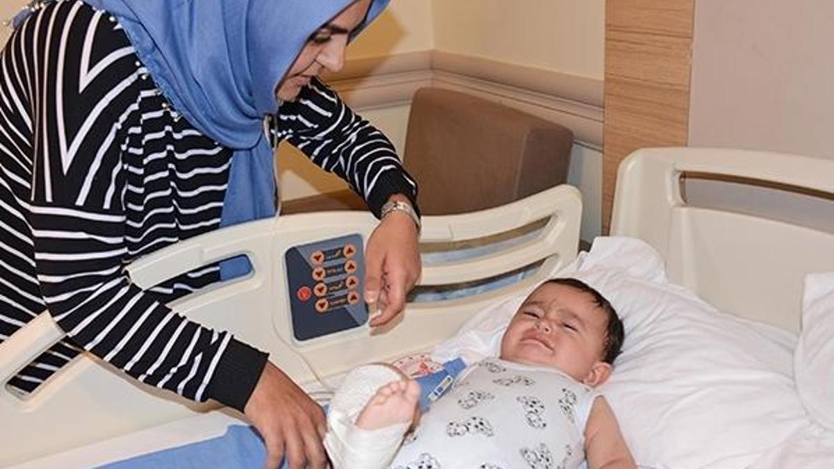 Bebeğinin çığlıklarını duyunca salona koştu! Eli ve ayakları...