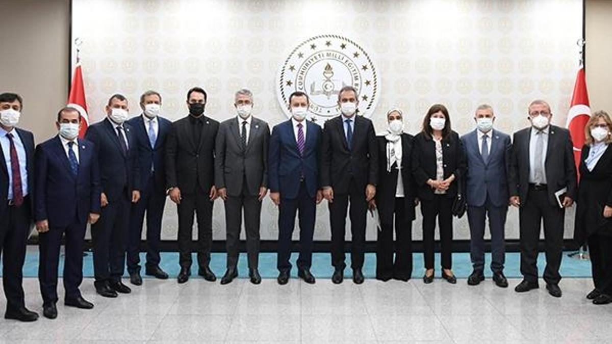 Bakan Özer, TBMM Milli Eğitim Komisyonu üyeleriyle bir araya geldi