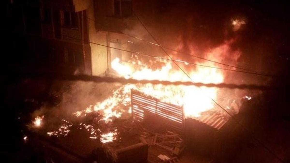 Esenyurt'ta olaylı gece! Doğalgaz kutusunda çıkan yangında 2 daire kullanılamaz hale geldi