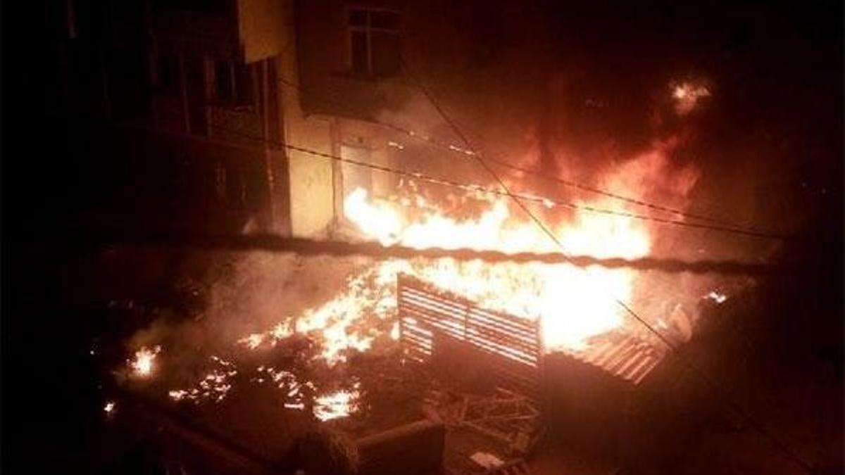 Esenyurt'ta doğal gaz kutusunda çıkan yangında 2 daire kullanılamaz hale geldi
