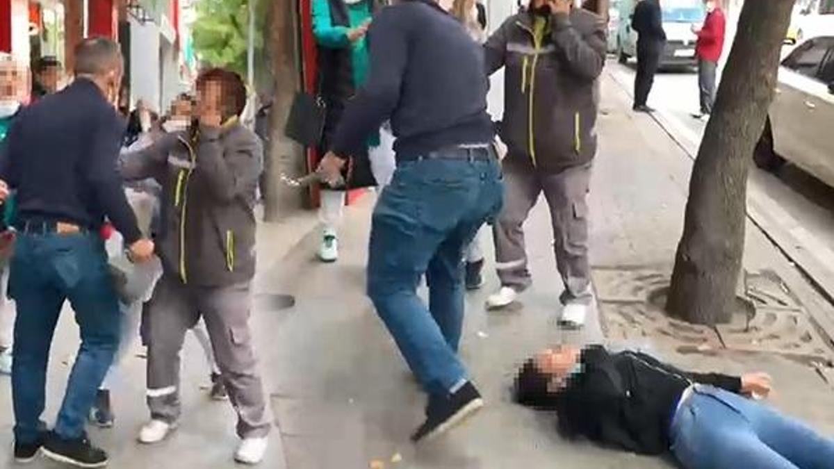 Sevgilisini sokak ortasında dövdü! Kadına yardım etmek isteyenlere de saldırdı